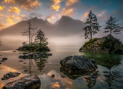 Zamglone góry i jezioro Hintersee