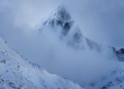 Zamglone i zaśnieżone szczyty gór