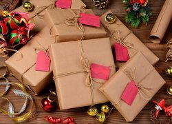 Zapakowane prezenty z bilecikami i ozdoby świąteczne