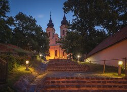 Zapalone lampy przy schodach do kościoła na wzgórzu