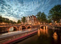 Zapalone latarnie na moście w Amsterdamie