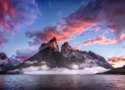 Zaróżowione chmury nad górami w Patagonii