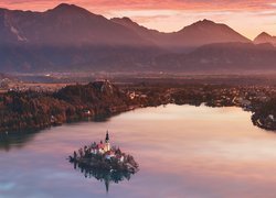 Zaróżowione niebo nad górami i wyspą Blejski Otok