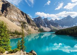 Kanada, Prowincja Alberta, Park Narodowy Banff, Jezioro Moraine, Drzewa, Chmury