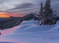 Zasnieżona góra Kukul na Ukrainie o świcie