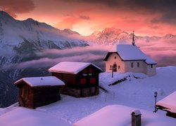 Zima, Góry, Alpy Pennińskie, Domy, Kościółek, Kaplica, Wschód słońca, Bettmeralp, Kanton Valais, Szwajcaria