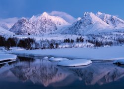 Norwegia, Góry Śnieżne, Rzeka Stortindelva, Ośnieżone, Szczyty, Drzewa, Odbicie