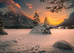 Zaśnieżone jezioro Hintersee