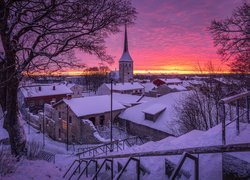 Zaśnieżone miasto Rakvere w Estonii pod kolorowym niebem