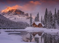 Zaśnieżony dom i jezioro Emerald Lake w Kanadzie