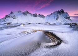 Zasypana śniegiem plaża Stokksnes i góry Vestrahorn w Islandii