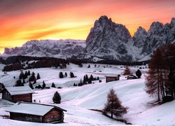 Włochy, Płaskowyż Seiser Alm, Dolina Val Gardena, Dolomity, Góry Sassolungo, Drewniane, Domki, Drzewa, Zima, Wschód słońca