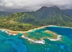 Stany Zjednoczone, Hawaje, Wyspa Kauai, Ocean, Morze, Wybrzeże, Plaża Tunnels Beach, Góry, Chmury, Drzewa