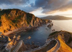 Morze, Zatoka Biskajska, Wybrzeże, Góry, Skały, Chmury, Wyspa San Juan de Gaztelugatxe, Hiszpania