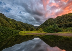 Hawaje, Wyspa Maui, Zatoka Honomanu, Jezioro, Zachód słońca, Wzgórza, Chmury, Roślinność