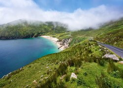 Morze, Zatoka, Keem Bay, Plaża, Keem Beach, Góry, Mgła, Droga, Wyspa Achill, Irlandia