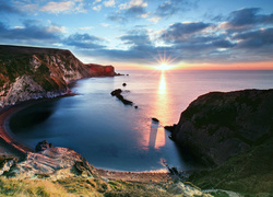 Anglia, Dorset, Wybrzeże Jurajskie, Zatoka Lulworth Cove, Morze, Klif, Wschód słońca, Chmury