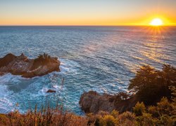 Park stanowy Julii Pfeiffer Burns, Zatoczka McWay Cove, Morze, Wybrzeże, Zatoka, Skały, Drzewa, Roślinność, Wschód słońca, Kalifornia, Stany Zjednoczone