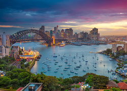 Australia, Sydney, Most Harbour Bridge, Zatoka Port Jackson, Zmierzch, Łodzie, Domy