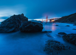 Zatoka San Francisco z widokiem na oświetlony most Golden Gate
