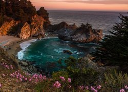 Zatoka w parku stanowym Julia Pfeiffer Burns na wybrzeżu Big Sur w Kalifornii