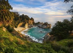 Zatoka w parku stanowym Julia Pfeiffer Burns State Park