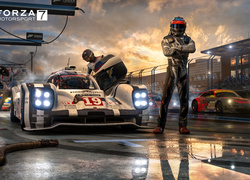 Zawodnicy i samochody z gry wyścigowej Forza Motorsport 7