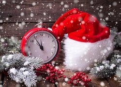 Zegar i czapka Mikołaja w świątecznej kompozycji
