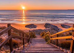 Plaża Praia de Sao Torpes, Miejscowość Sines, Portugalia, Kamienie, Schody, Morze, Zachód słońca