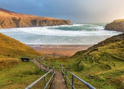 Zejście na plażę Silver Strand Horseshoe Beach w hrabstwie Donegal w Irlandii