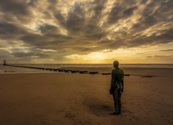 Żeliwny posąg na plaży Crosby Beach w Liverpoolu