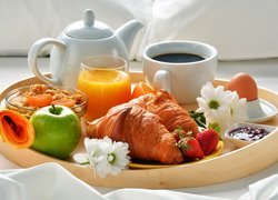 Śniadanie, Kawa, Rogale, Sok pomarańczowy, Jabłko, Kwiaty, Taca