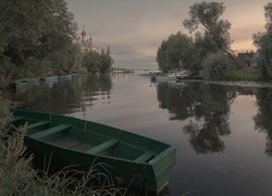 Zielona łódka na rzece Trubezh