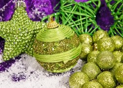 Zielone bombki w dekoracji świątecznej