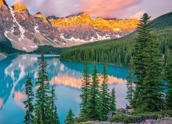 Kanada, Prowincja Alberta, Park Narodowy Banff, Rozświetlone, Szczyty, Góry, Jezioro Moraine, Drzewa