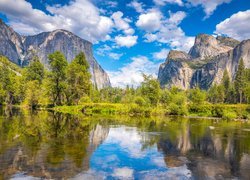 Stany Zjednoczone, Stan Kalifornia, Park Narodowy Yosemite, Rzeka Merced, Drzewa, Góry Sierra Nevada, Chmury