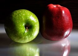 Zielone i czerwone jabłko