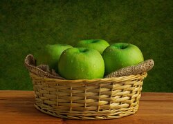 Zielone jabłka w koszyku