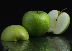 Zielone jabłka w kroplach wody