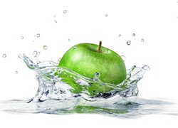 Zielone jabłko rzucone do wody