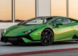 Zielone Lamborghini Huracan Tecnica bok i przód