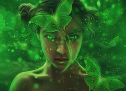 Zielone motyle wokół twarzy kobiety