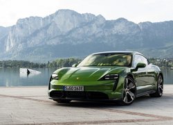 Zielone Porsche Taycan Turbo S