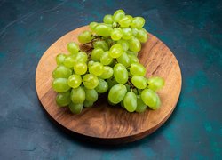 Zielone winogrona na okrągłej desce