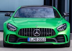 Zielony Mercedes AMG-GT przodem