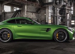 Zielony Mercedes-AMG GT R bok