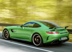 Zielony Mercedes AMG GT R mknie szosą