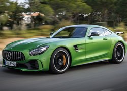 Zielony Mercedes-AMG GT R na drodze