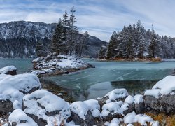 Zima nad jeziorem Eibsee