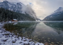 Park Narodowy Banff, Jezioro Lake Louise, Góry, Las, Zima, Kamienie, Domek, Kanada